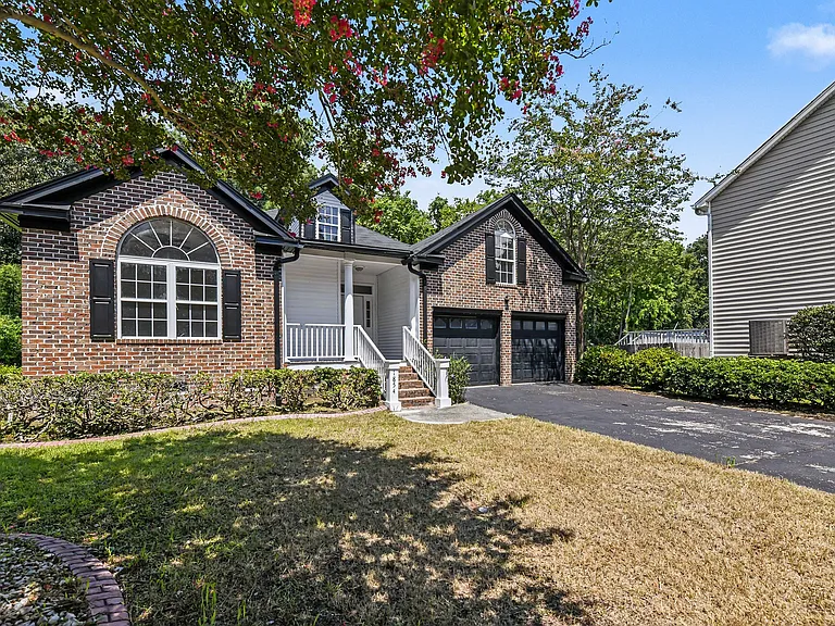 1854 Oleander Ct — Photo 2