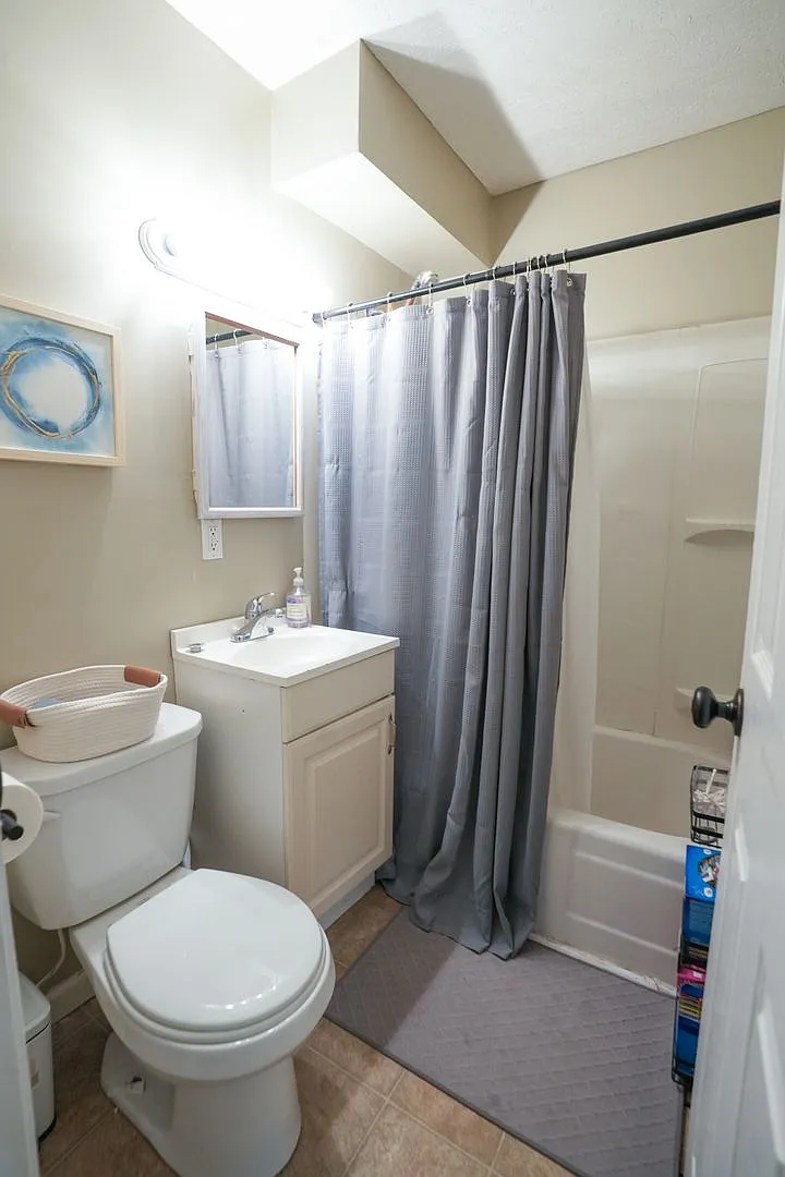 5 Bedroom Available For Pre lease! — Photo 3