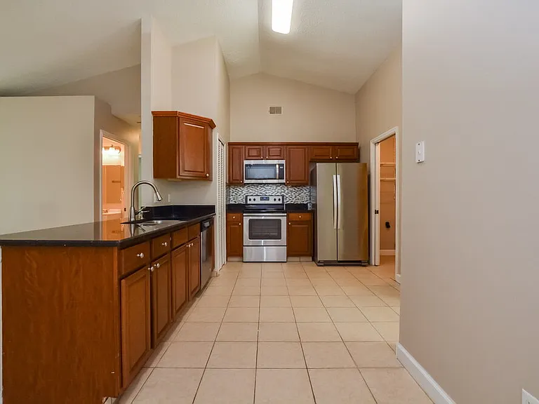 1306 Silverthorn Dr — Photo 6