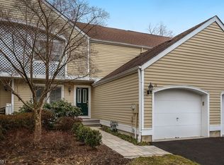28 Sherwood Dr, Morris Township, NJ 07960