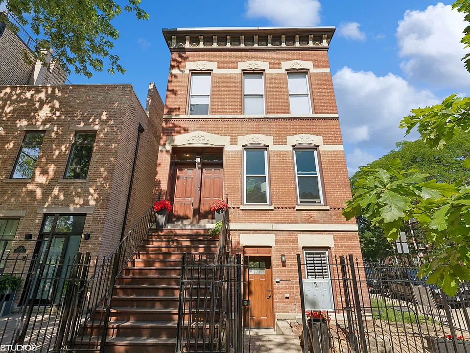 2058 N Burling St #3