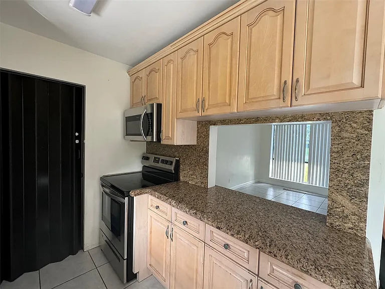 6101 NW 18th St — Photo 11