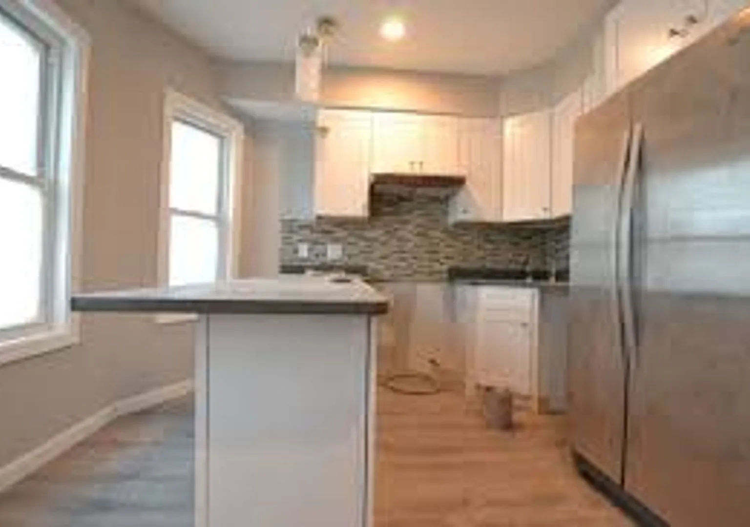 No Brokers Fee, A Must-See Unit, Central heat/AC, In-Unit Washer and Dryer, Parking for Rent — Photo 3