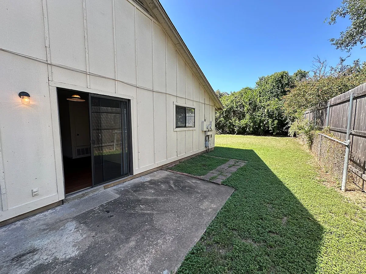 Building Photo - 12504 Tree Line Dr