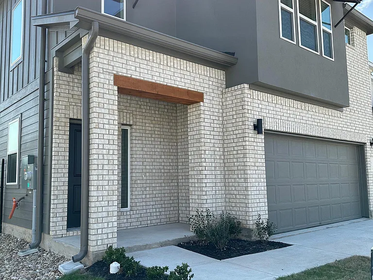 1021 Legend Milton Ln — Photo 2