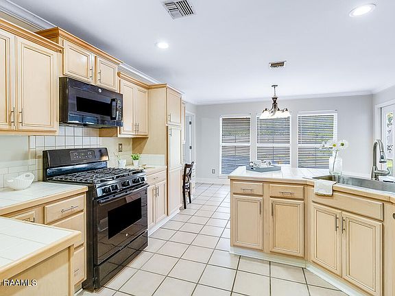 4th image of 408 Crest Cir