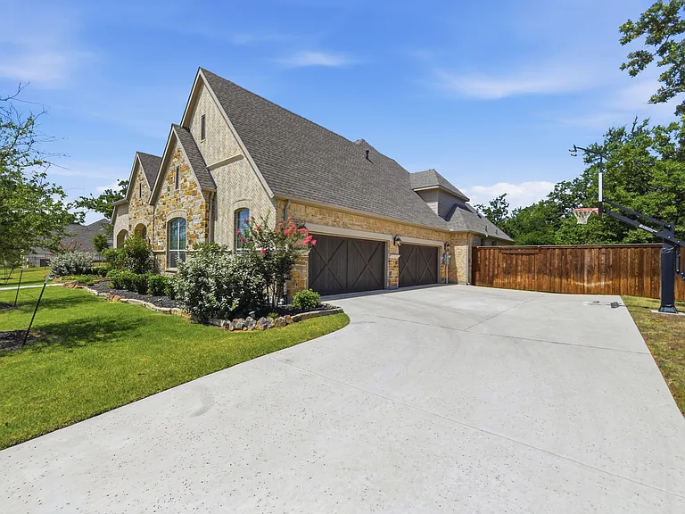816 Omaha Trl — Photo 2