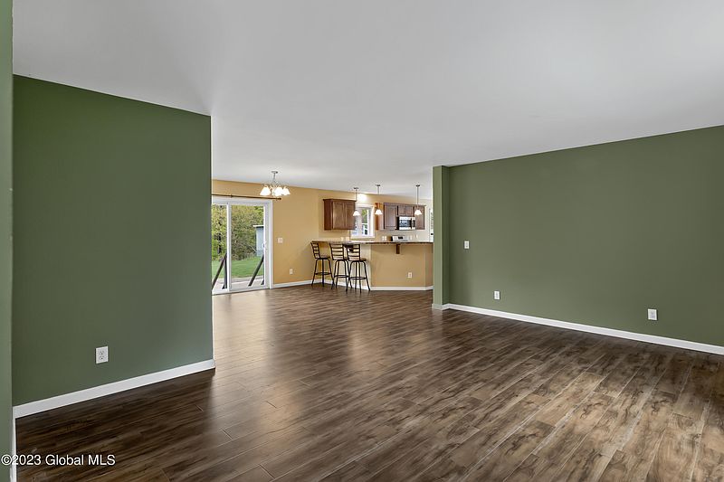 5th image of 90 Bentley Drive