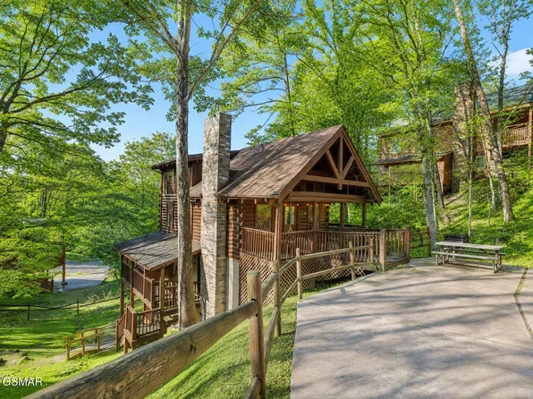 952 Iron Mountain Rd, Pigeon Forge, TN 37863
