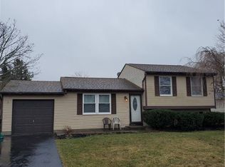 6600 Parkwood Dr, Lockport, NY 14094