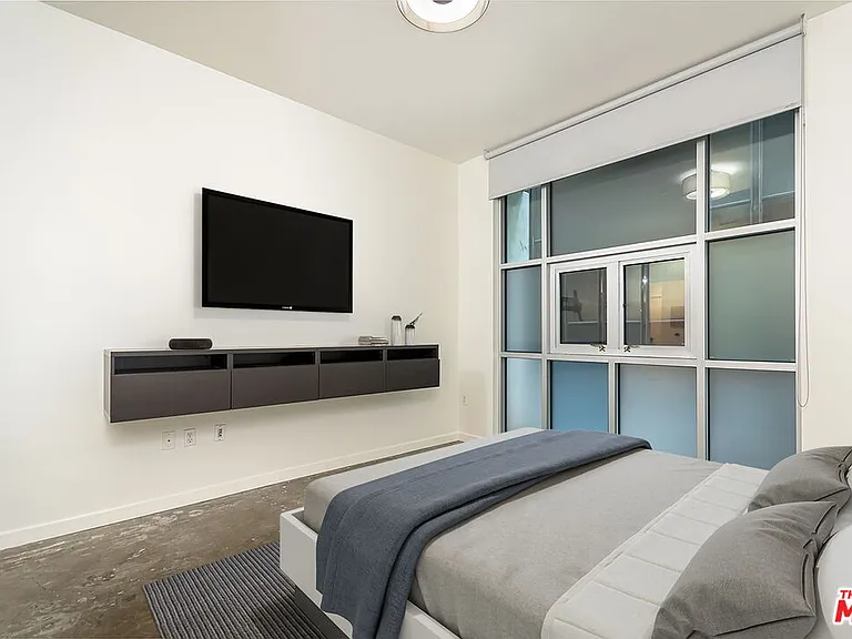 630 W 6th St #207 — Photo 22