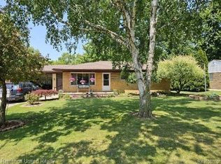 23185 Mapleview St, Macomb, MI 48042