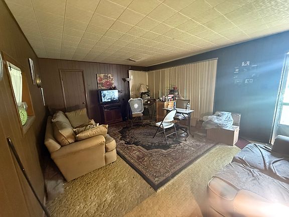 4th image of 15843 Turner Ave