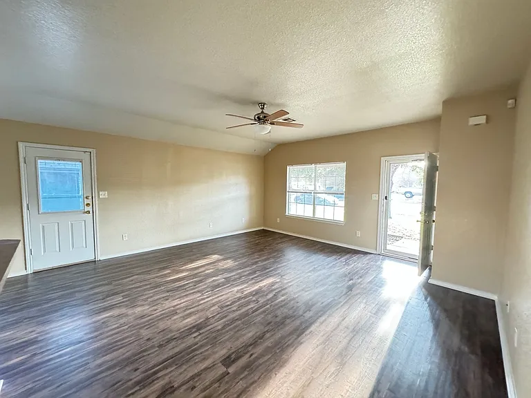 3406 Toledo Dr — Photo 6