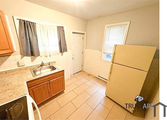 3rd image of 2446 N 33rd St #1
