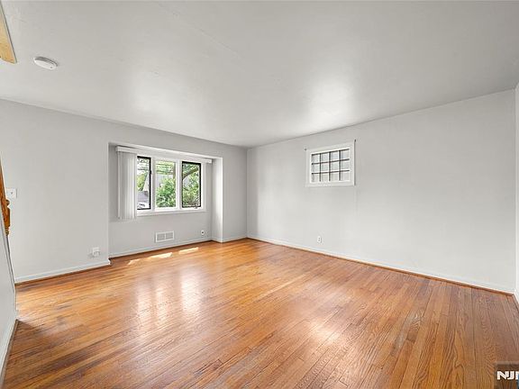 4th image of 778 John St