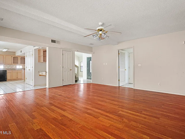 7481 Umbria Dr — Photo 22