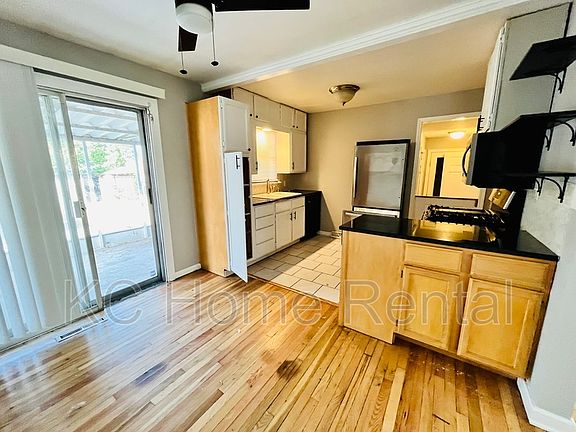 3rd image of 2502 NE 52nd St