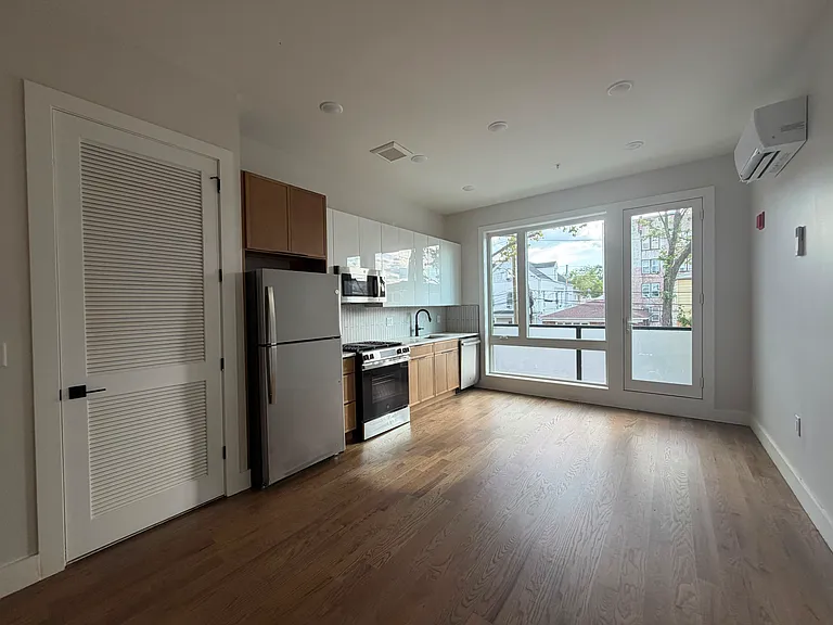 40 Lembeck Ave #21E — Photo 2