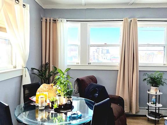 4th image of 220 N 6th St