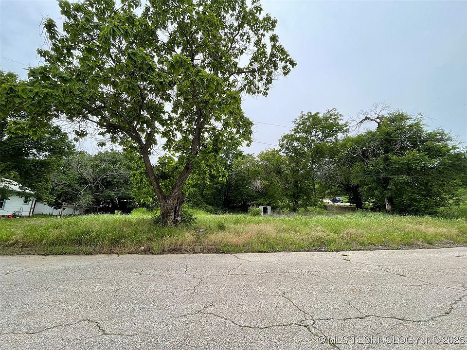 2nd image of 923 Leahy Ave