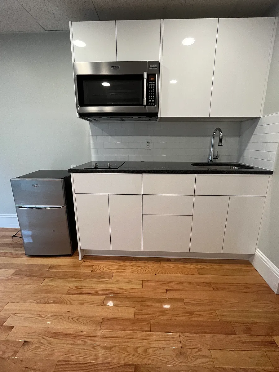 Building Photo - 302 Newbury St #13