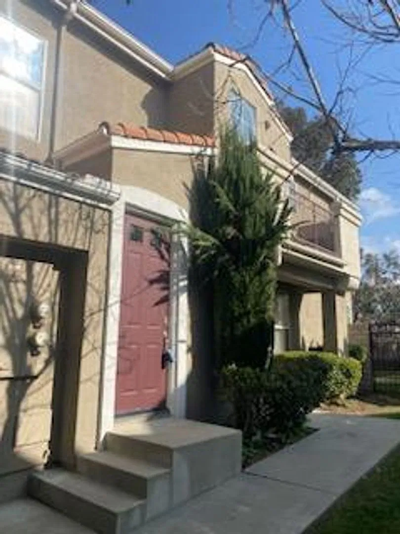 Beautiful 2 bed, 2 bath, 2-story townhouse condo located in quite, gated neighborhood in the Altu... — Photo 2