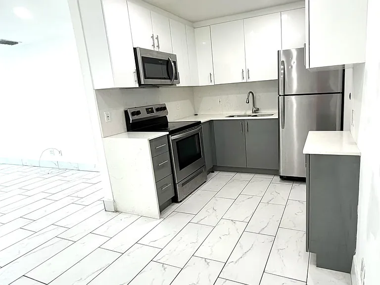 4665 SW 33rd Ave — Photo 6