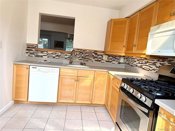 3rd image of 209 Everett Pl
