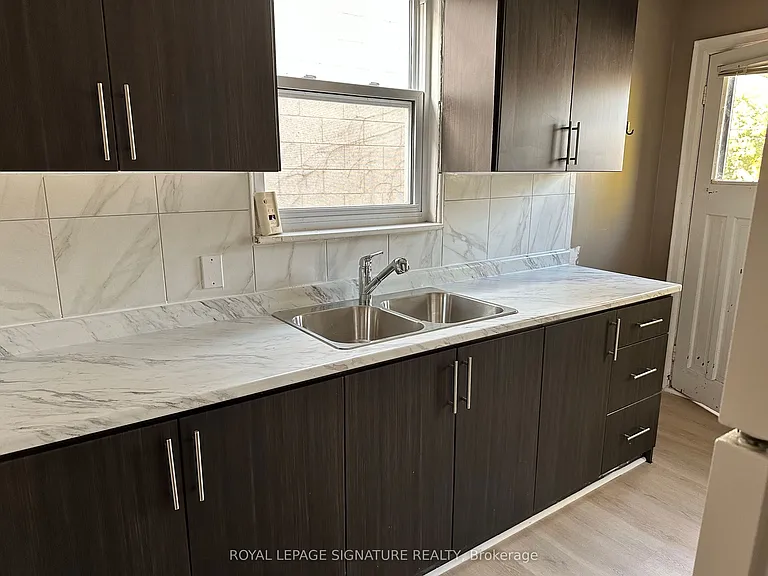 1062 Main St W — Photo 8
