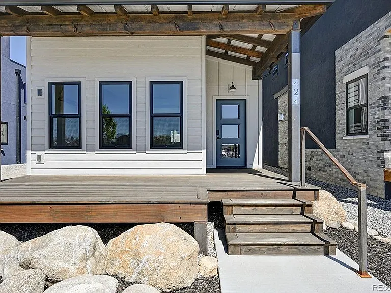 424 Pinon St — Photo 2