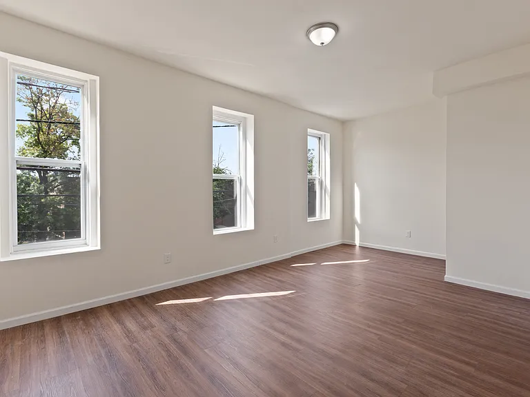212 N Clinton Ave — Photo 6