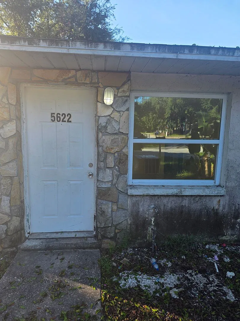 3/2 DUPLEX — Photo 1