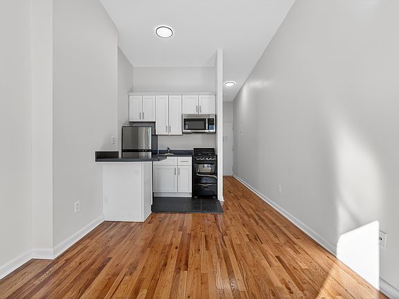 4th image of 433 W 45th St APT 4C