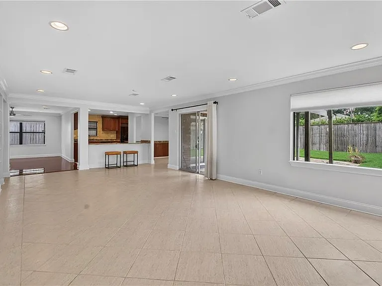 5566 Jacquelyn Ct — Photo 11