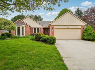 390 Buttercup Dr, Rochester Hills, MI 48307