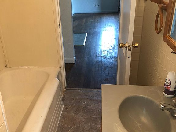 4th image of 300 N Grafton Ave