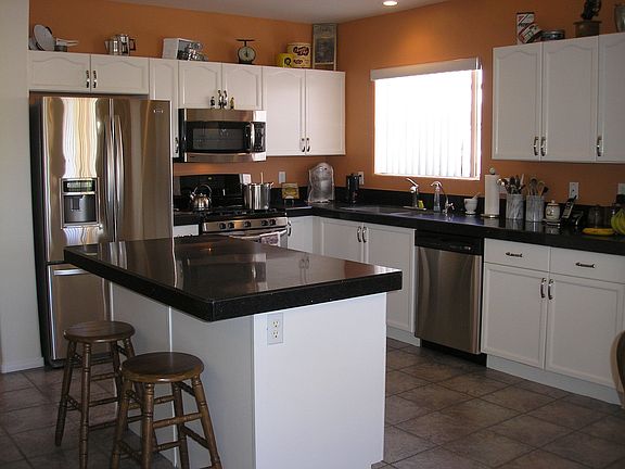 Gorgeous kitchen w/granite counters, island + new stainless appliances