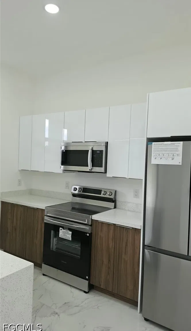 4 bed, 3.0 bath, 1715 sqft, $2,200 — Photo 4