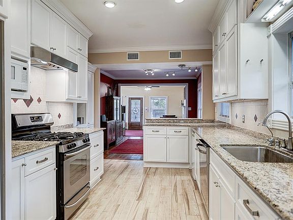 4th image of 704 Hyde Park Blvd
