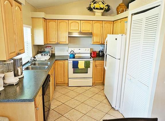5th image of 932 SW 28th Ter