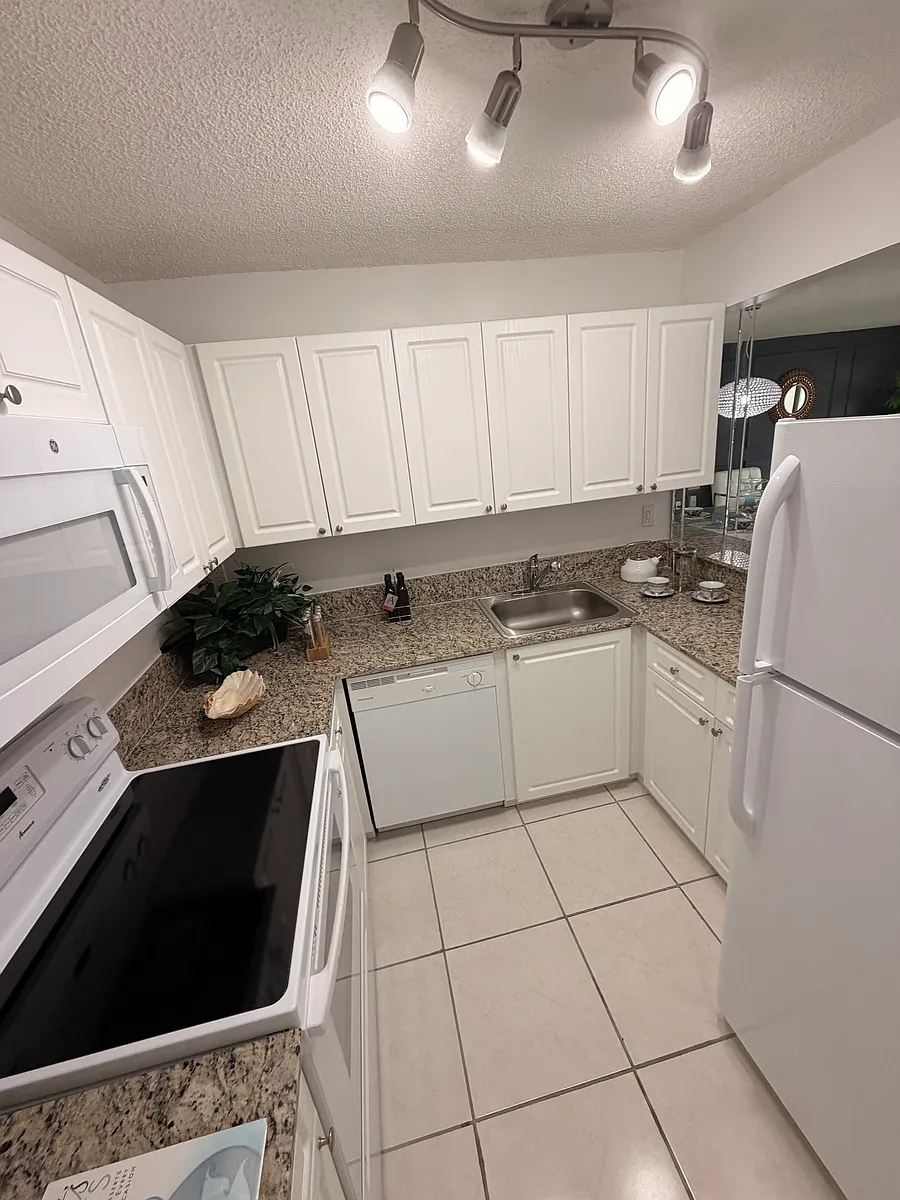 Building Photo - 9621 Fontainebleau Blvd #202