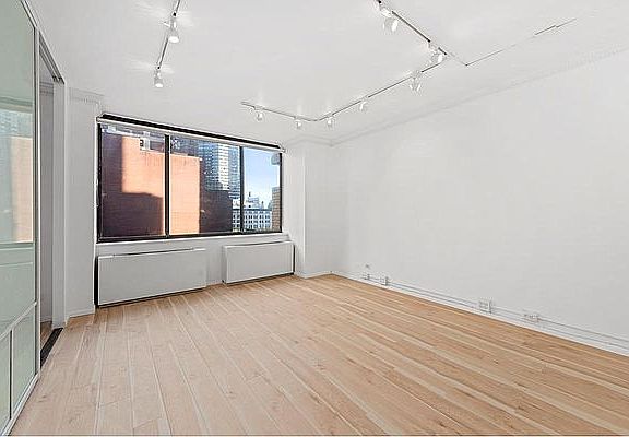4th image of 311 E 38th St APT 6D