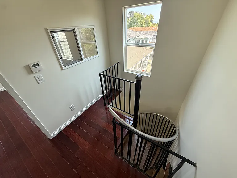 239 1/2 N Mayflower Ave — Photo 23
