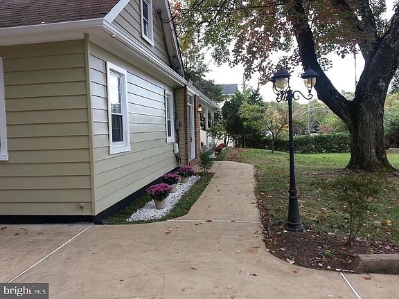 3rd image of 2063 Woodford Rd