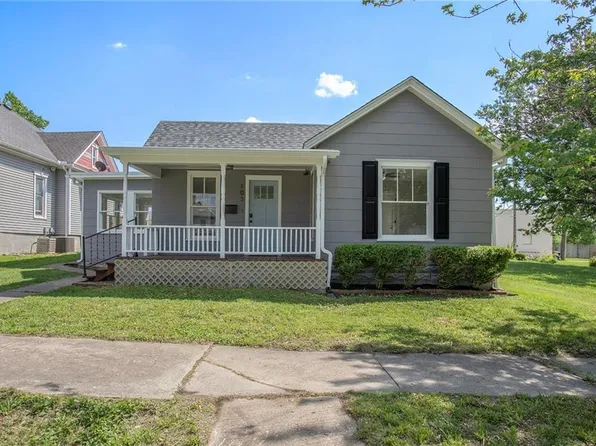 103 W Shawnee St, Paola, KS 66071