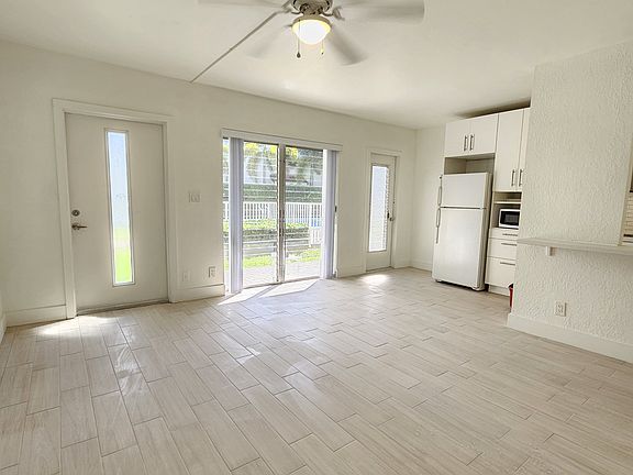 5th image of 1354 Bayview Dr APT E