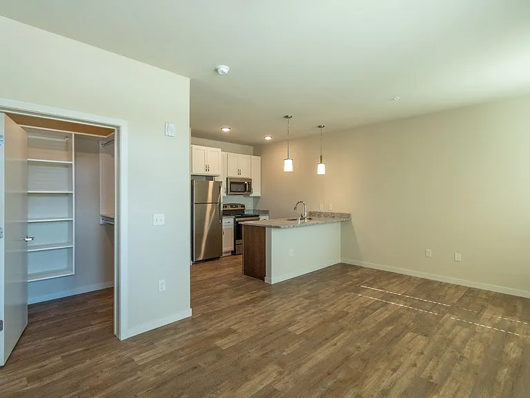 Lincoln Street Apartments — Photo 20