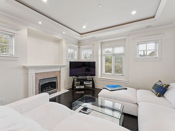 3rd image of 4898 Quebec St