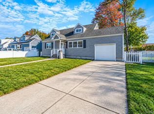 1025 N Greene Avenue, Lindenhurst, NY 11757